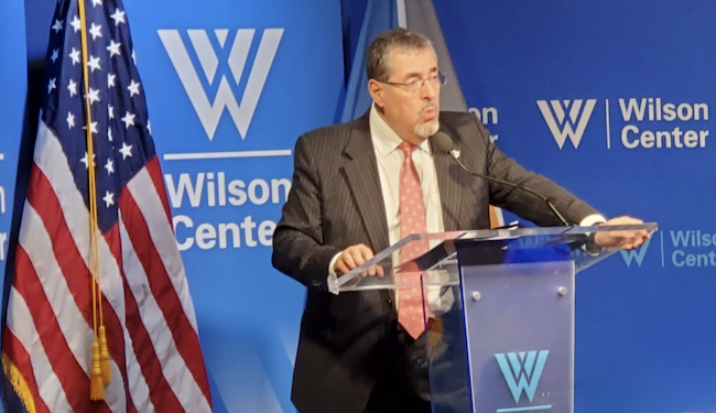 Arévalo es recibido en la Casa Blanca y dice que vive un “golpe en cámara lenta”