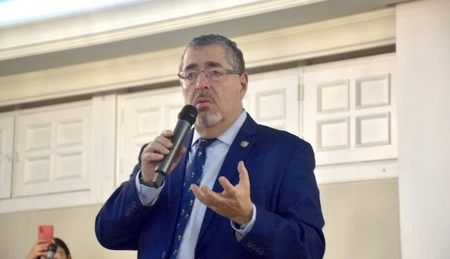Bernardo Arévalo acuerdos defender democracia Guatemala