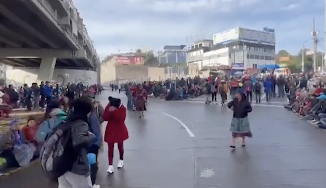 Imagen de uno de los bloqueos de carreteras en el occidente de Guatemala.