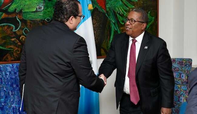 Subsecretario EEUU pide “transición pacífica y ordenada” en Guatemala