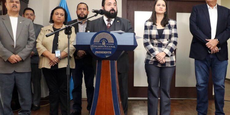 Presidente del Congreso de Honduras trata de justificar el “tour” legislativo a Rusia