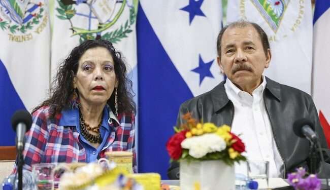 Dictadura de Nicaragua destierra a 12 sacerdotes que mantenía detenidos