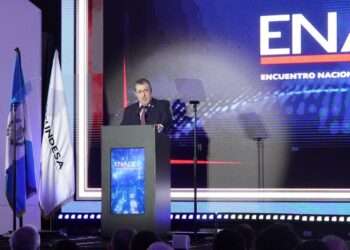 Arévalo dice a empresarios que invertirán $1,600 millones en viviendas, carreteras y servicios