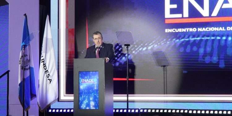 Arévalo dice a empresarios que invertirán $1,600 millones en viviendas, carreteras y servicios