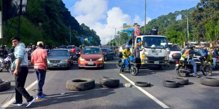 Bloqueos se mantienen en Guatemala y Ministerio Público presiona con los desalojos