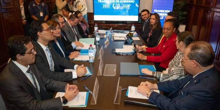 Reanudan reuniones de transición presidencial en Guatemala