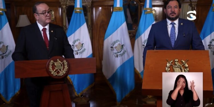 Giammattei anuncia apertura de Seguridad Social a guatemaltecos en el extranjero