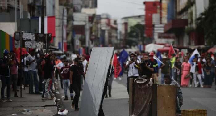 Protestas y cierres de negocios en Panamá por el contrato del gobierno con una minera