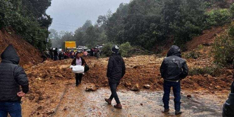 Enorme derrumbe bloquea por completo la Ruta Interamericana en Quiché, Guatemala