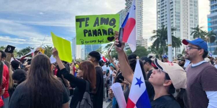 Ministro de Gobierno panameño pide a manifestantes liberar las calles