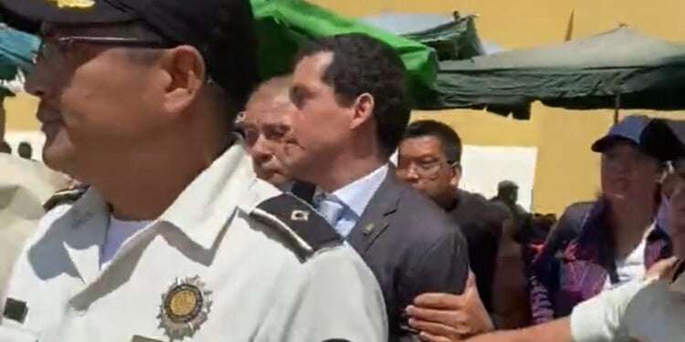 Maldicen y apedrean a cercano asesor de presidente Giammattei en Antigua Guatemala