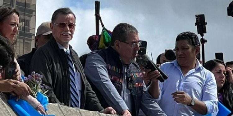 Arévalo llama incapaz e incompetente al gobierno y arenga a seguir con “la revolución” guatemalteca