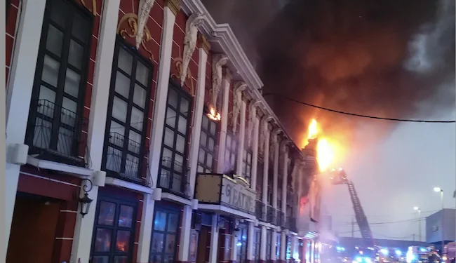 Imagen difundida por los bomberos de Murcia, España, durante el incendio.