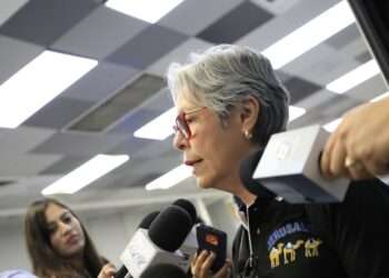 Salvadoreños regresan a su país tras quedar atrapados en Israel por la guerra