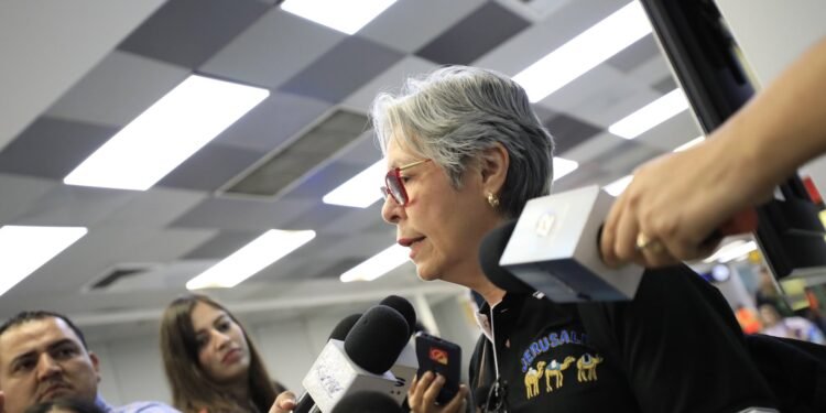 Salvadoreños regresan a su país tras quedar atrapados en Israel por la guerra