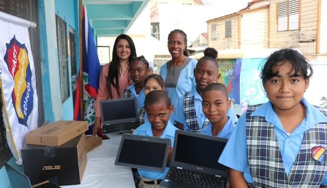 Taiwán dona laptops para el 15% de población estudiantil de Belice