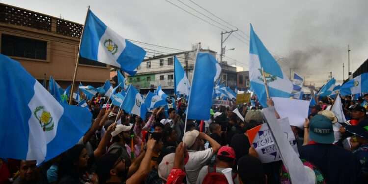 Ministerio Público presiona para que “desalojen” a quienes bloquean las calles en Guatemala