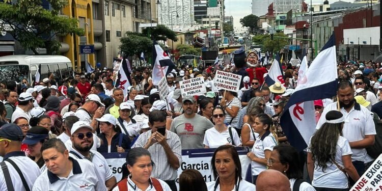 Miles marchan contra presidente Chaves en Costa Rica