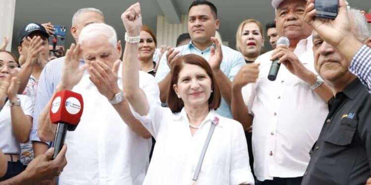 Tribunal Electoral de Panamá acepta candidatura a la vicepresidencia de Marta Linares, esposa de Martinelli