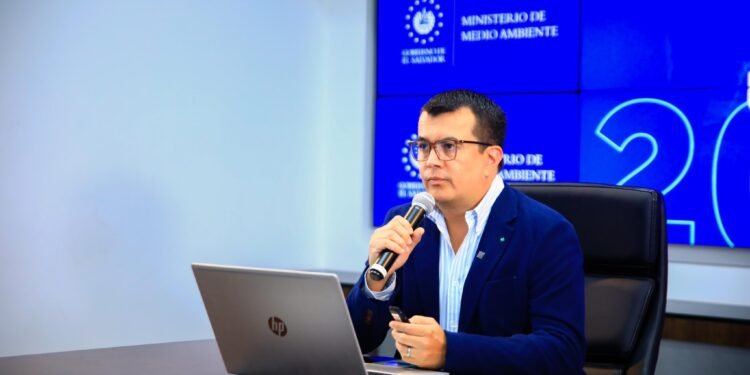 El Salvador se prepara para días lluviosos a partir del jueves