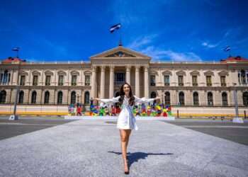 La actual Miss Universo recorre El Salvador para promocionar el evento