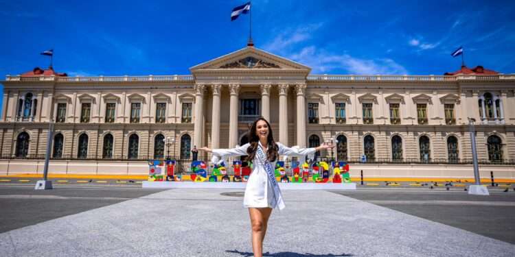 La actual Miss Universo recorre El Salvador para promocionar el evento