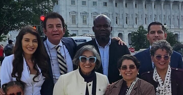 Vicepresidente hondureño muestra recibos de su viaje a EEUU y sostiene que lo pagó con su plata