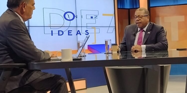 Reelección presidencial es un tema de los salvadoreños, dice secretario adjunto de Estado Nichols