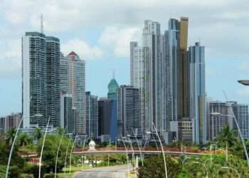 Fitch: la banca de Panamá se mantiene sólida, pese a rebaja en la perspectiva soberana