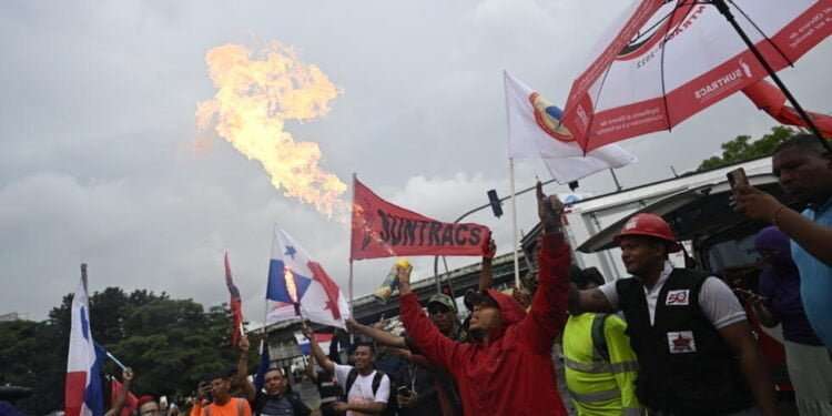 Panamá arde en protestas por acuerdo gubernamental con una minera canadiense