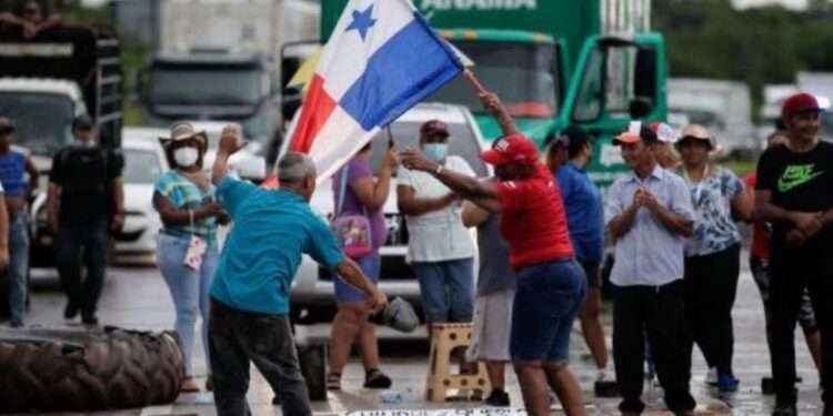 Migrantes atraviesan el Darién pero quedan atrapados en Panamá debido a la protestas
