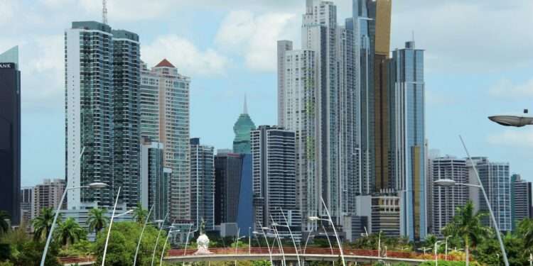Fitch: la banca de Panamá se mantiene sólida, pese a rebaja en la perspectiva soberana
