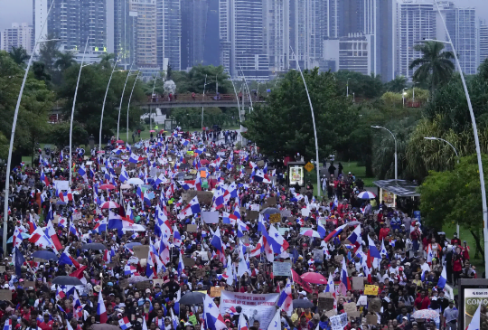 Crecen las protestas en Panamá y el presidente anuncia que no habrá más permisos mineros