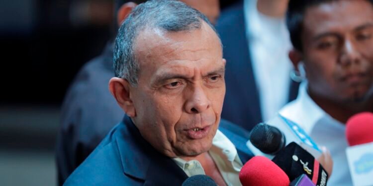 Expresidente Pepe Lobo se sube de nuevo al ring de la política en Honduras