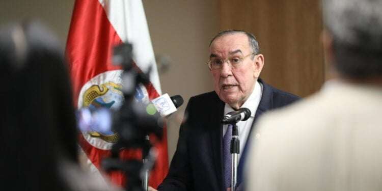 Presidente del Congreso de Costa Rica cuestiona visado a Honduras