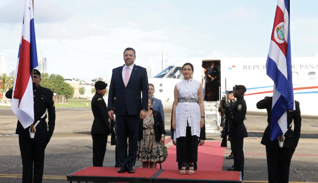 Presidente costarricense llega a Panamá y viajará al Darién el viernes junto a Cortizo