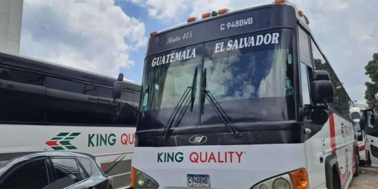 Delegación deportiva salvadoreña varada en Guatemala debido a los bloqueos