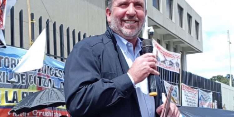 Político guatemalteco denuncia legalmente a presidente Giammattei y a otros por “saquear el Estado”