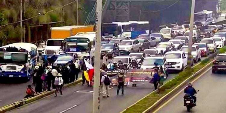 Siguen los bloqueos de calles y carreteras en Guatemala
