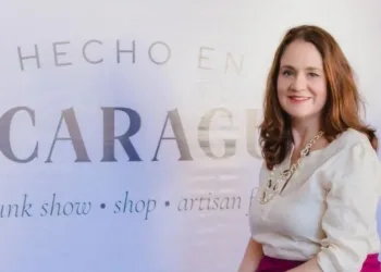 Régimen de Daniel Ortega destierra a México a directora de Miss Nicaragua junto a su hija