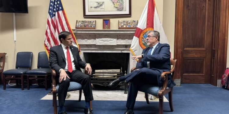 Bernardo Arévalo conversa sobre democracia con senador Rubio de EEUU