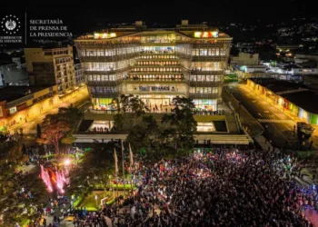 Bukele inaugura moderna biblioteca en el centro histórico de San Salvador