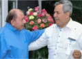 Dante Mossi (blanco), apodado el banquero de la dictadura, saluda a Daniel Ortega, de Nicaragua. Mossi presidió el BCIE entre 2018 y 2023.