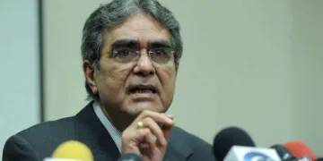Fiscalía de El Salvador acusa a exministro por pagos indebidos a constructora