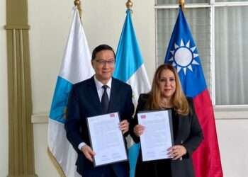 Organización benéfica taiwanesa dona tela para apoyar a emprendedoras guatemaltecas