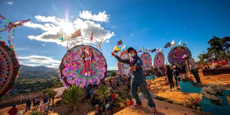 Centroamérica recuerda a sus difuntos entre flores, tumbas y comida