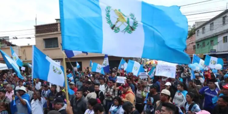 Marchas contra la fiscal Porras y “los agresores de la democracia” en Guatemala