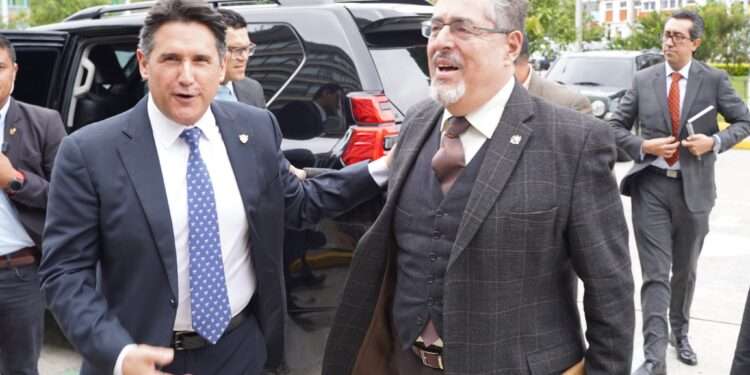Bernardo Arévalo y el alcalde de la Ciudad de Guatemala