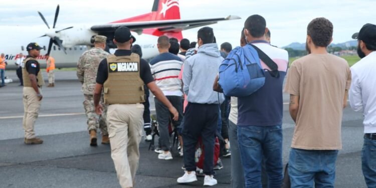 Panamá deporta a 30 colombianos en un vuelo chárter