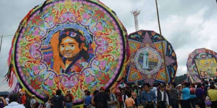 Los barriletes gigantes de Guatemala volarán este domingo en el tradicional festival